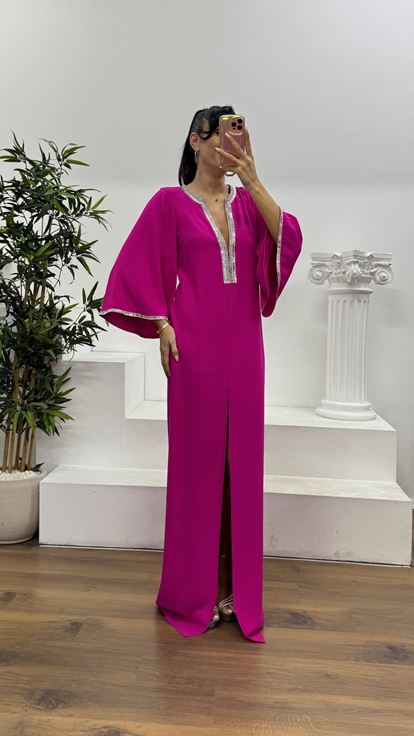Fuchsiafarbenes Abendkleid im Kaftan-Schnitt mit V-Ausschnitt und Strassbesatz, besonderes Design